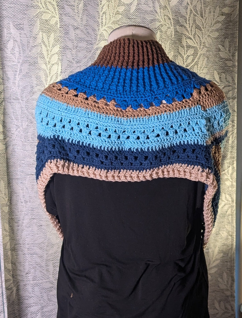 Colors are of front picture. Back for reference only 